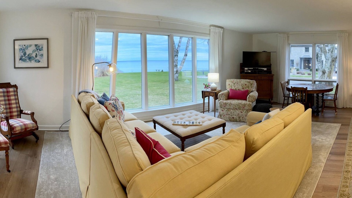 Kewaunee House | Roomy Quiet Home Overlooking Lake Michigan