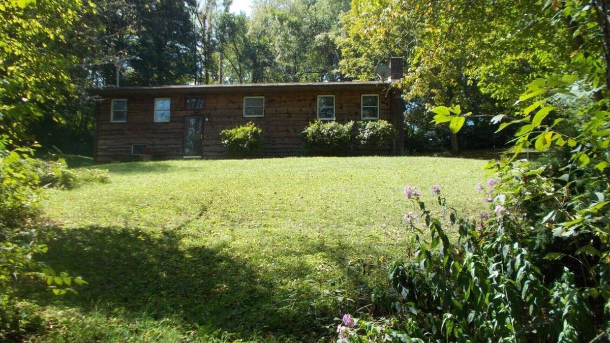 Tannersville House | Roomy Relaxing House, Large Yard Stores Restaurants Trails Lake River PavedDrive
