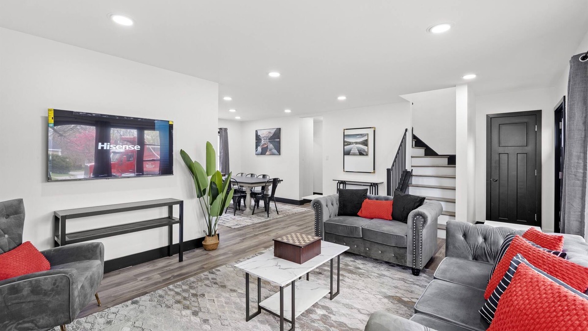 Chesterton House | Roomy Retreat–Family&Friends|2 King Beds|Game Room | Valpo University | Dunes