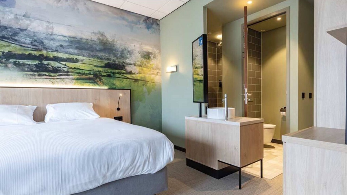 Marknesse House | Roomy Retreat with Balcony Perfect for Families Seeking a Quiet Stay