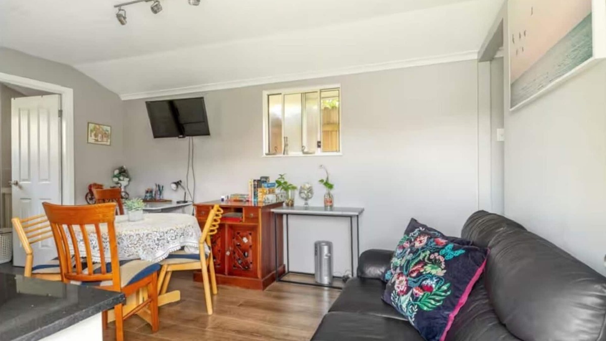 Roselands House | Roomy rosegarden flat in Roselands