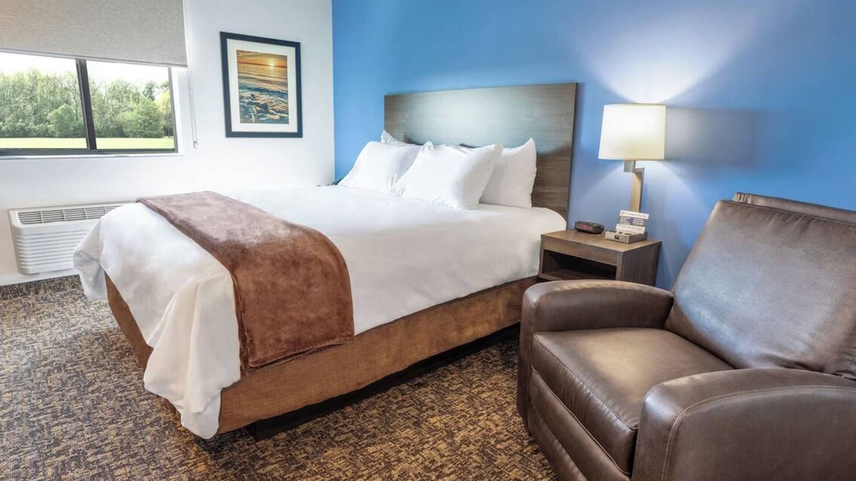Mitchell Hotel | Roomy Stay with Full Kitchen Near Scenic Lake Trails and Hiking Adventures