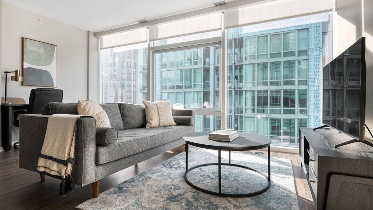 Streeterville Apartment | Roomy Streeterville 2BR w/Pool & Gym, nr Riverwalk, by Blueground