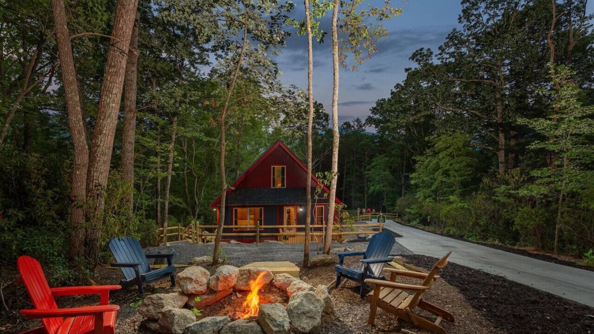 Fairview Villa | Roosters Den! Modern Cozy Cabin!