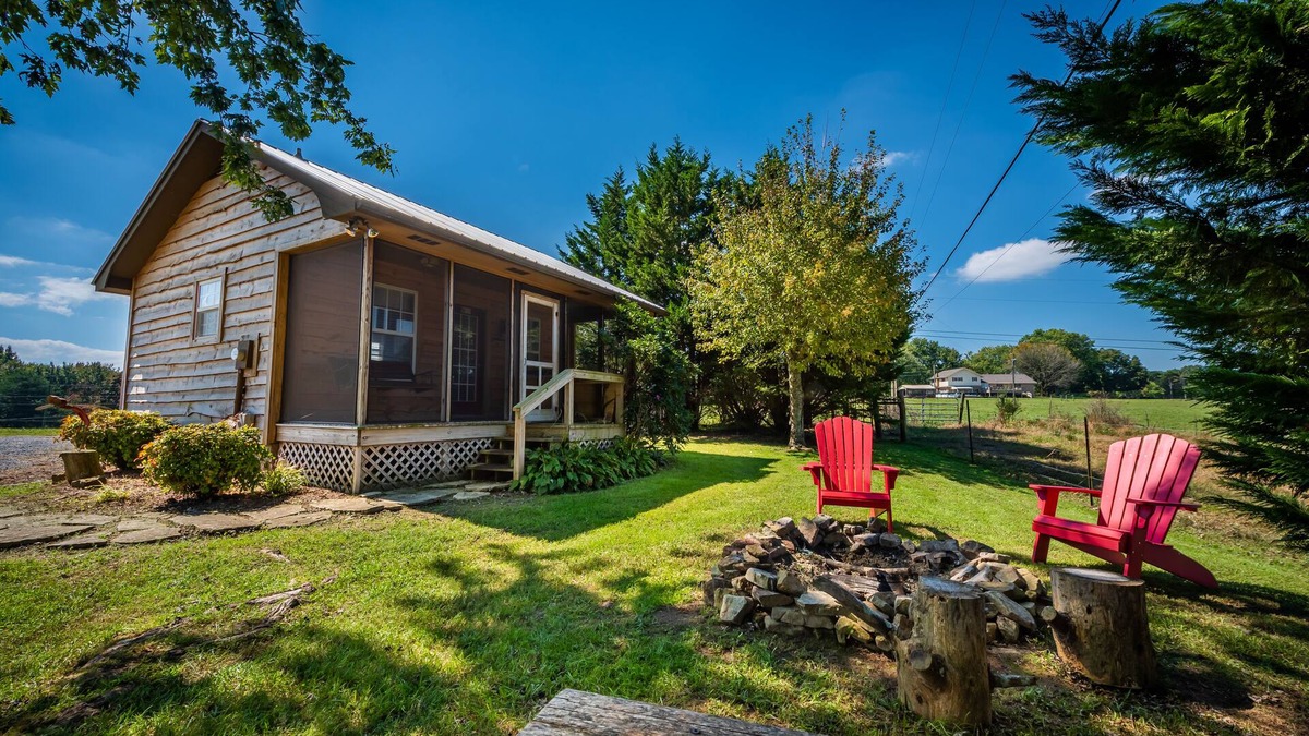 Fort Payne Cabin | ROOSTERS REST w/Hot Tub - Mountain Farm Getaway!