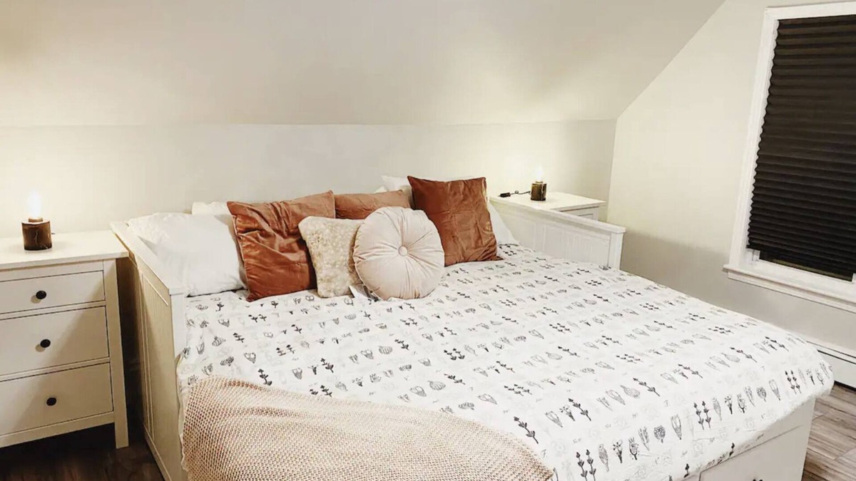Fredericton Apartment | Rosé All Day King Studio | Retro Vibes | Downtown|
