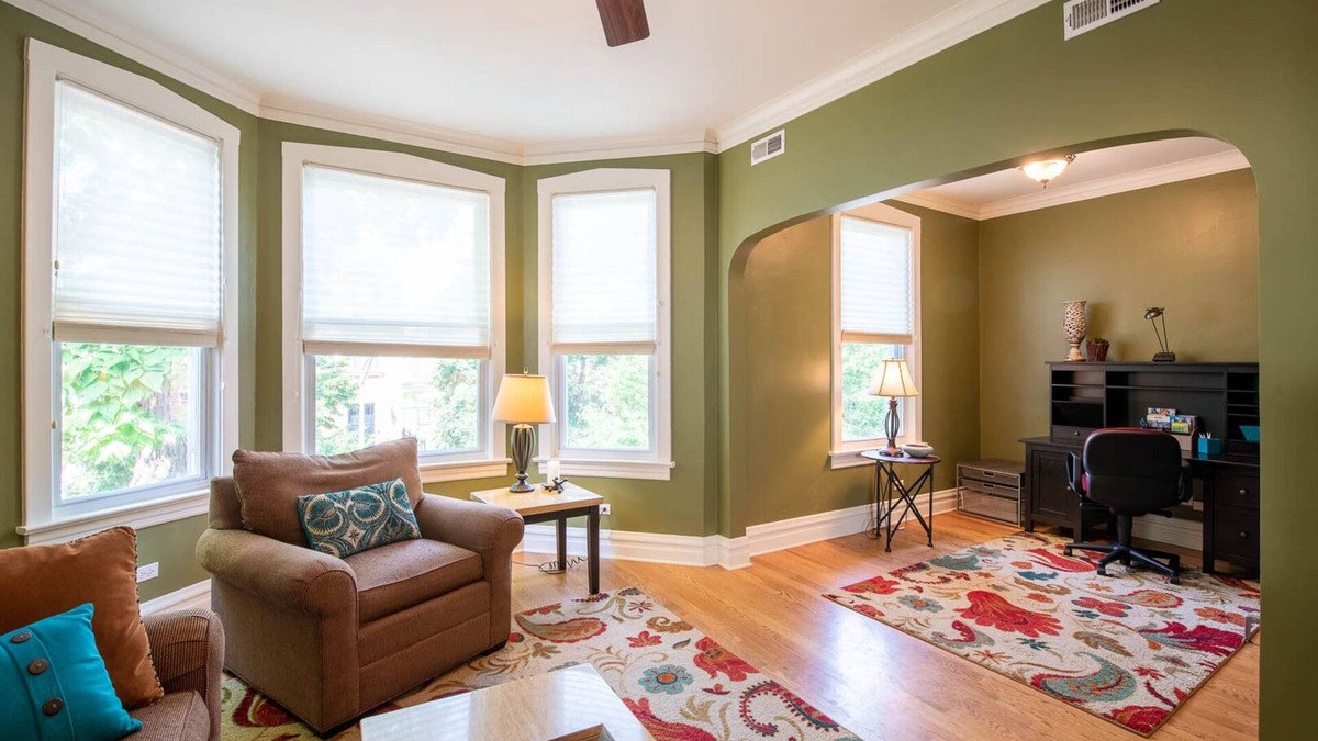 Roscoe Village Apartment | Roscoe Village- Only steps to cute shops & dining! Sleeps 4-6