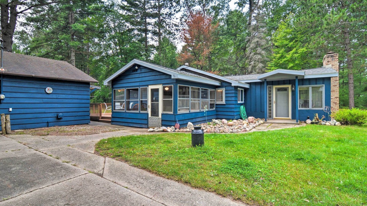Higgins Lake Cabin | Roscommon Cabin w/Fire Pit: Walk to Higgins Lake!
