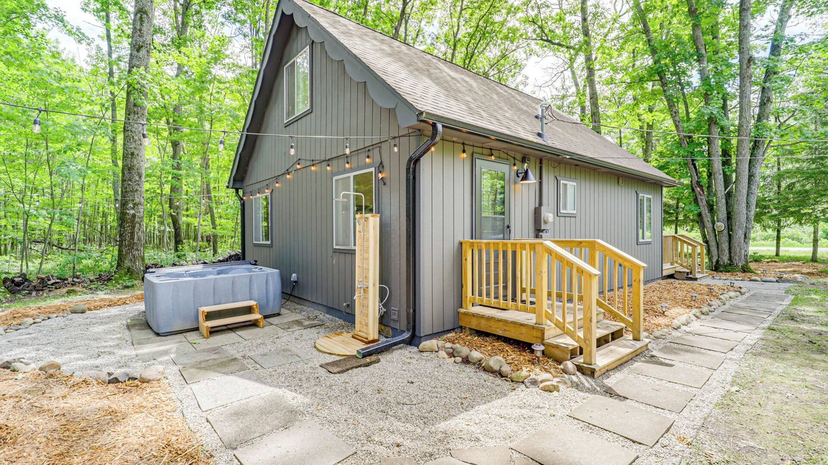 Higgins Lake Cabin | Roscommon Chalet w/Hot Tub Near Higgins Lake!