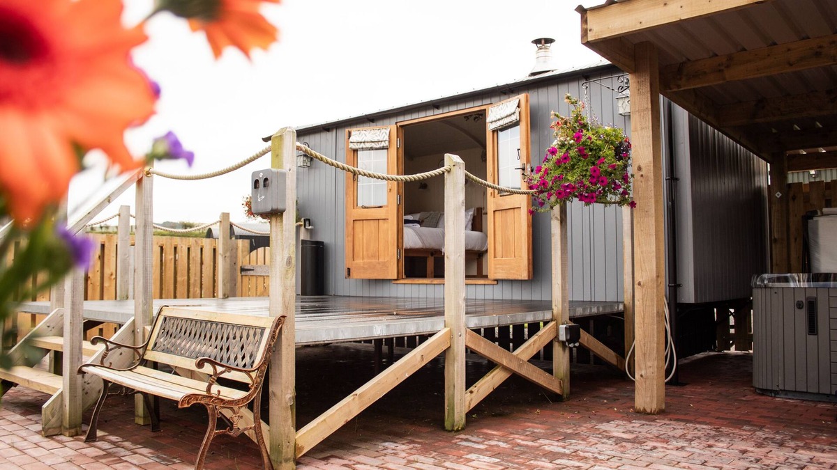 St Harmon Cottage | Rose - a shepherds hut that sleeps 2 guests in 1 bedroom