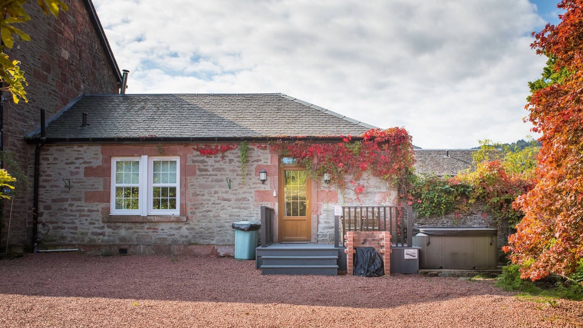 Arden Cottage | Rose Cottage (Auchendennan) - sleeps 4 guests in 2 bedrooms