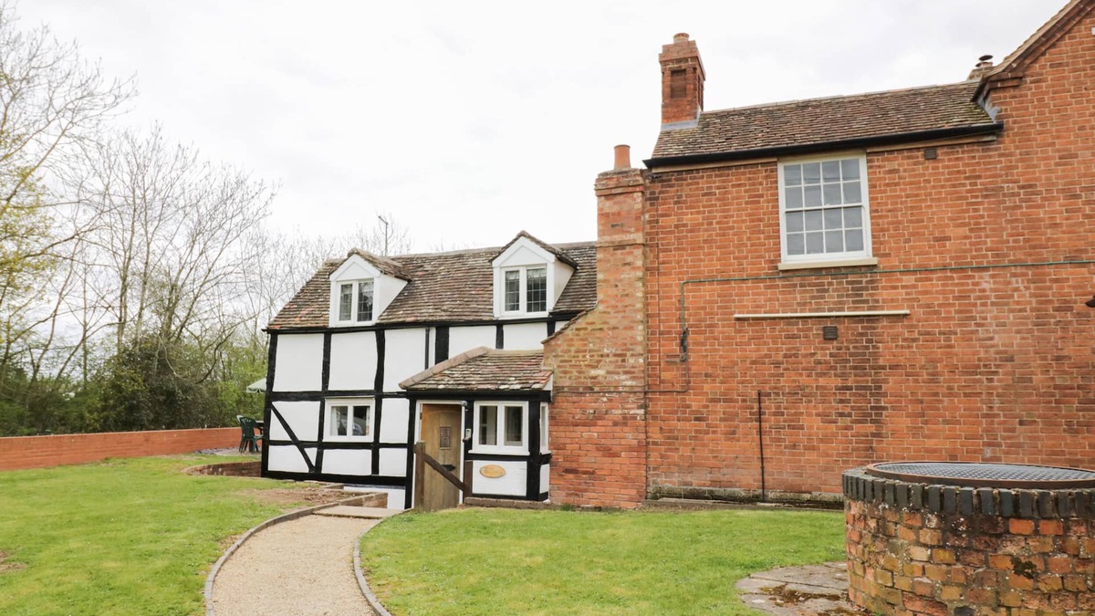 Upton upon Severn Cottage | ROSE COTTAGE, family friendly, with a garden in Upton Upon Severn