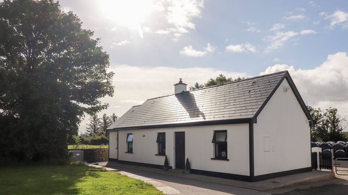 Magherareagh Cottage | ROSE COTTAGE, family friendly in Ennistymon, County Clare