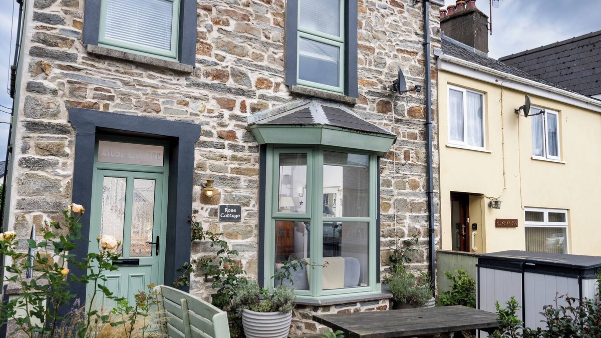 St Dogmaels Cottage | ROSE COTTAGE, pet friendly, character holiday cottage in St Dogmaels