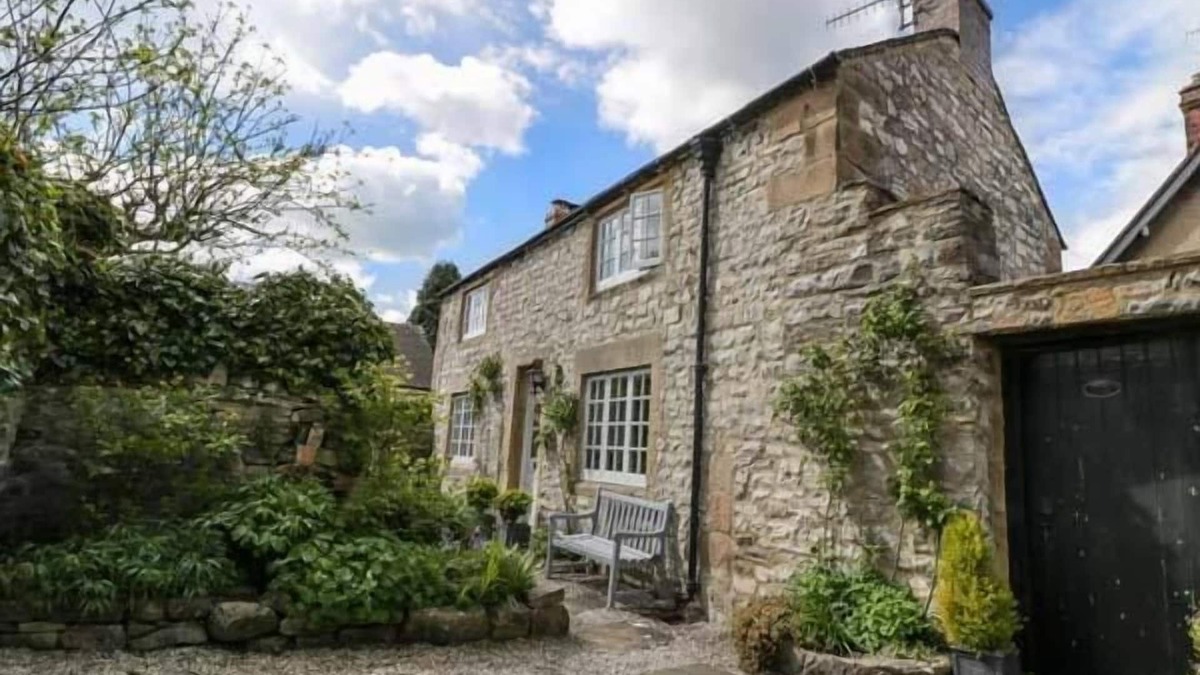 Ashford-in-the-Water Cottage | ROSE COTTAGE, pet friendly, with open fire in Ashford-In-The-Water