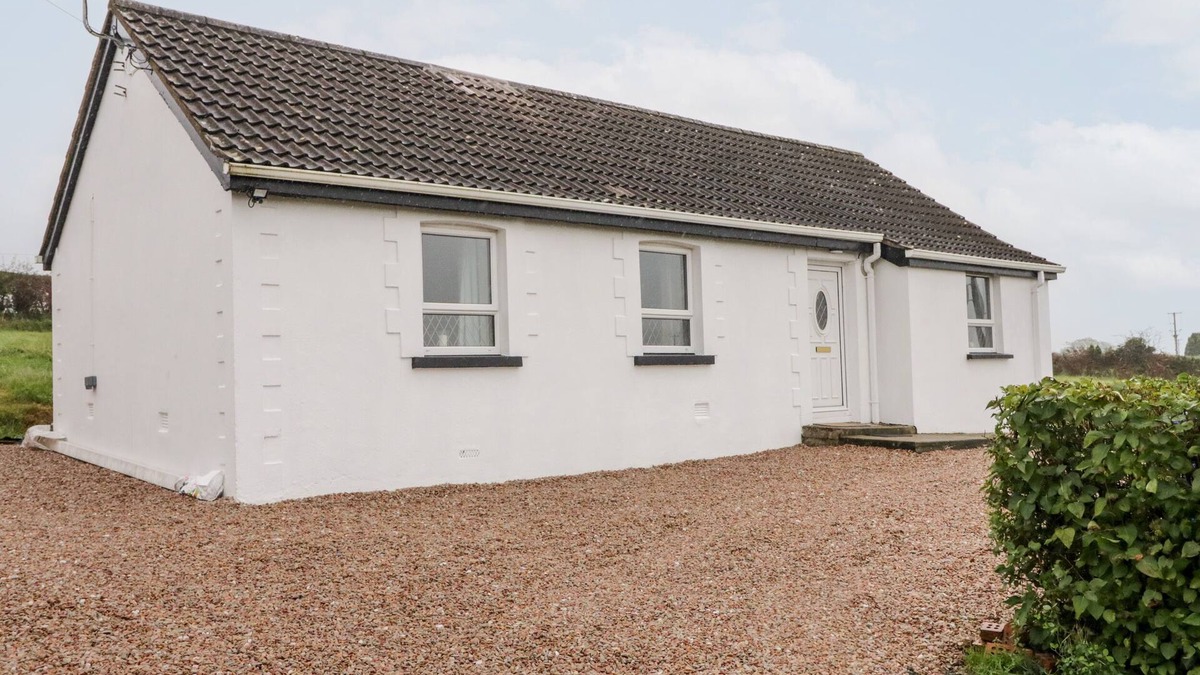 Omagh Cottage | ROSE COTTAGE, pet friendly, with a garden in Omagh