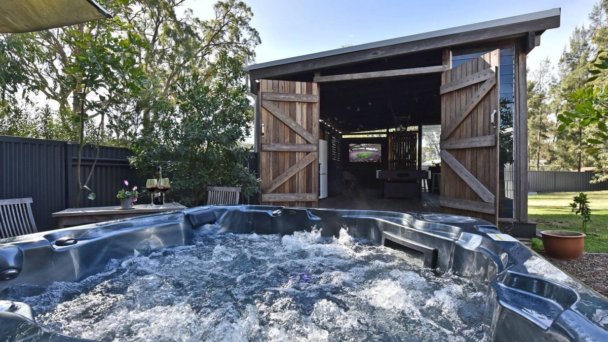 Broke Apartment | Rose Cottage Studio Romantic or Solo Getaway. Spa, Games Room