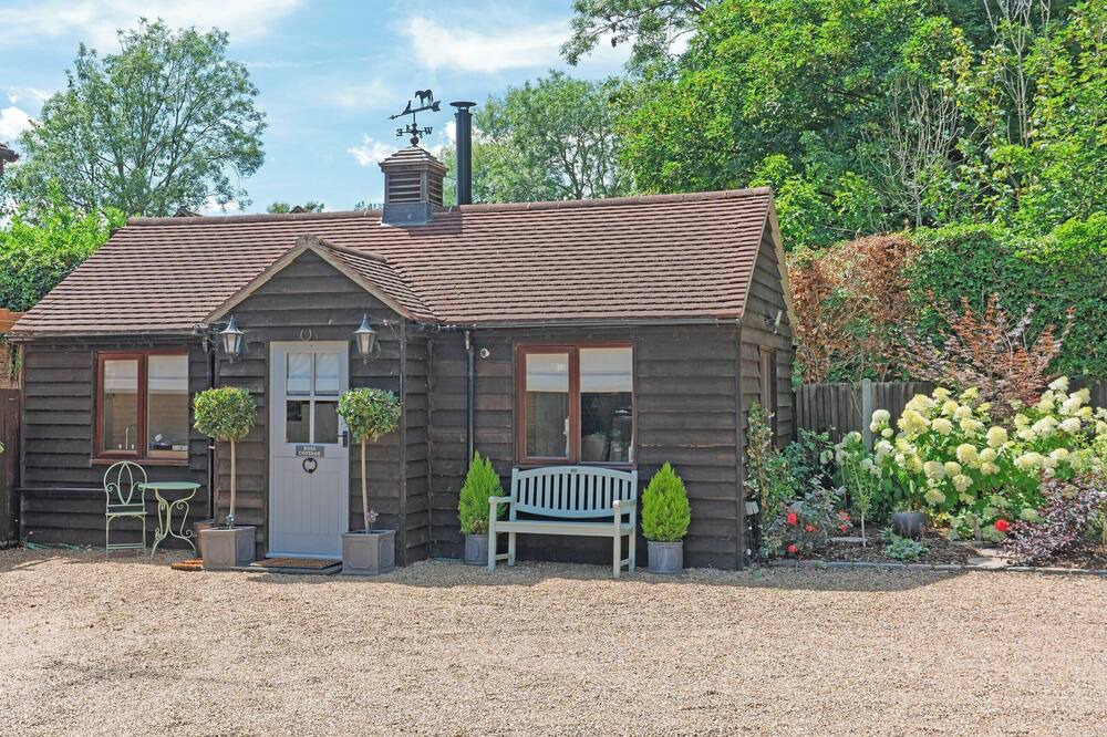 Chipstead Cottage | Rose Cottage - UK49048