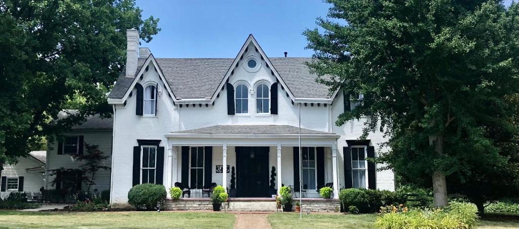 Versailles Hotel | Rose Hill Inn