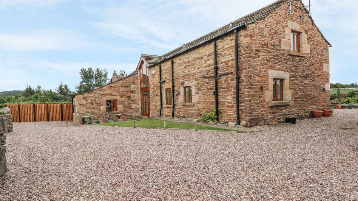 Chorley Cottage | ROSE HIPS BARN, pet friendly, with a garden in Wheelton