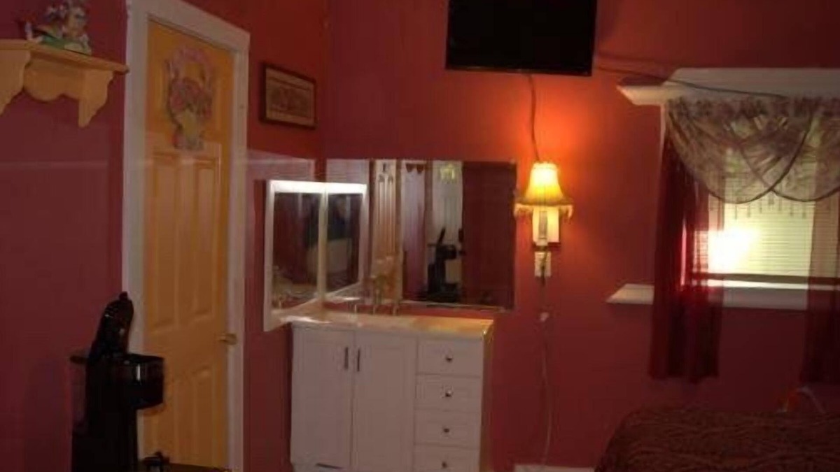 Canton Hotel | Rose Red in Rustic setting