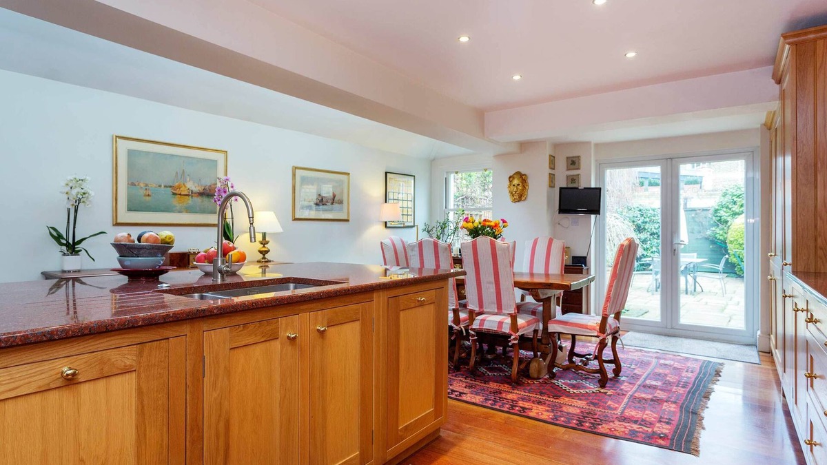 Earlsfield House | Rose-Tinted Charm, by Veeve