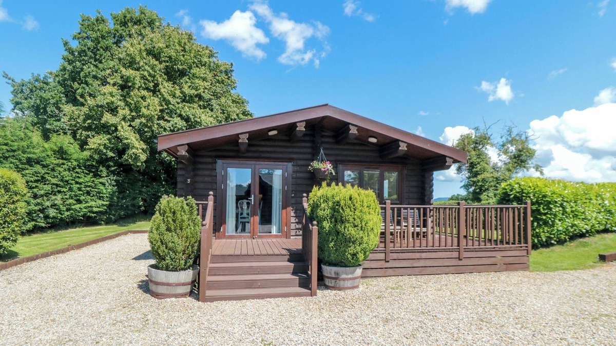 Carlton-in-Cleveland Cottage | ROSEBERRY LODGE 3, family friendly, with hot tub in Stokesley