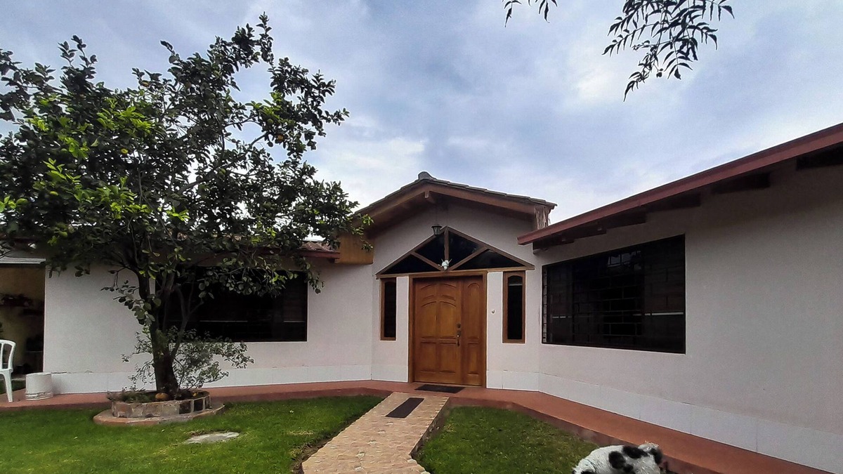 Guayllabamba Ski Chalet | "RoseGarden" your unforgettable refuge, 3-bedroom in Guayllabamba with WiFi
