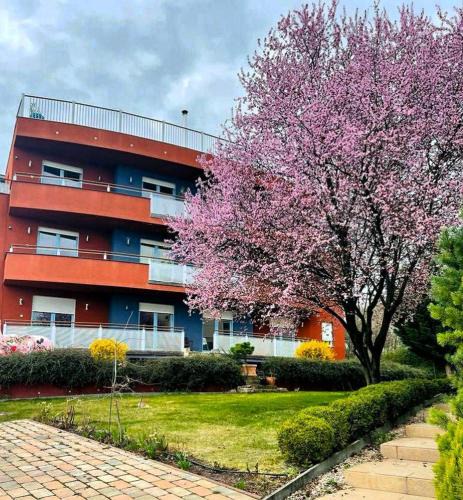 Zoldmal Apartment | RoseHill Garden Family Villa with a Great Budapest View