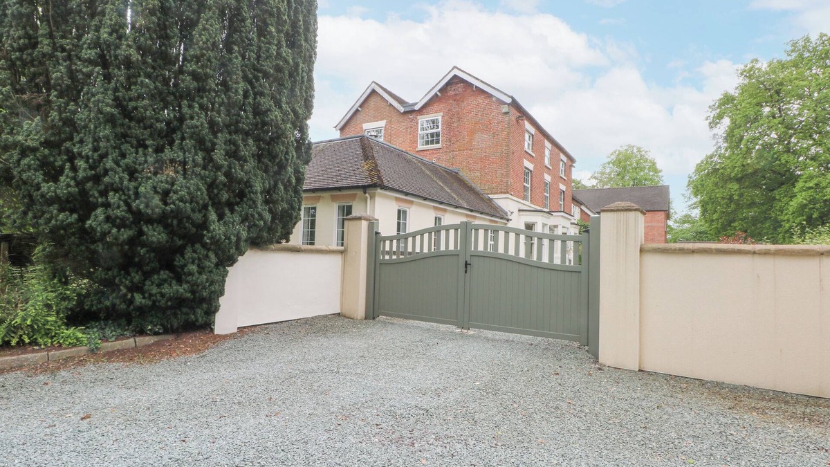 Market Drayton Cottage | ROSEHILL MANOR, family friendly, with pool in Rosehill