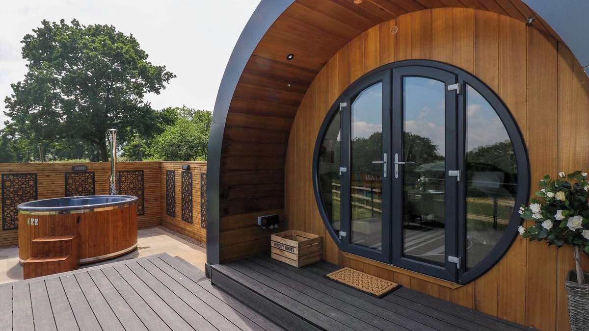 Porthyrhyd Cottage | ROSELEA LUXURY POD LODGE, with hot tub in Llanddarog