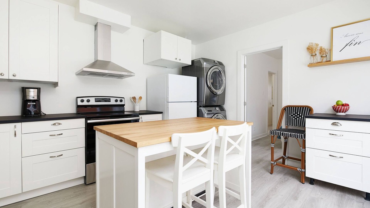 La Petite-Patrie Apartment | Rosemont Hideaway 1BR + 2 bath + Patio + A/C