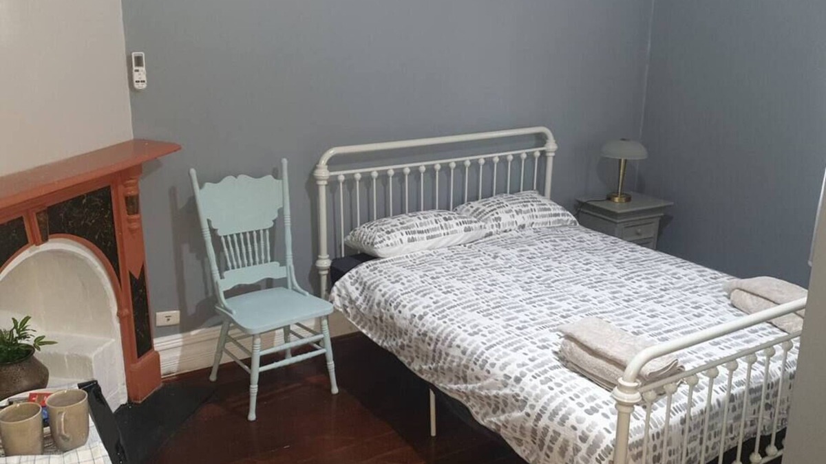 Northam Apartment | "Roseneath" Private room with en-suite. Room 2