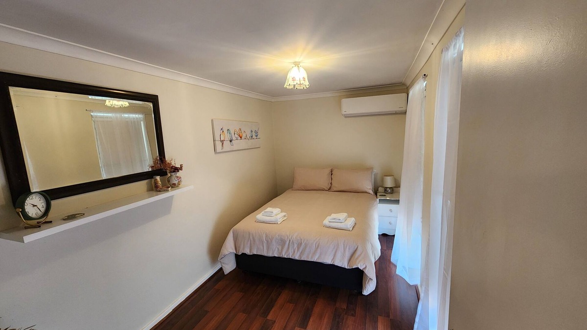 Northam Apartment | "Roseneath" Private room with en-suite. Room 3