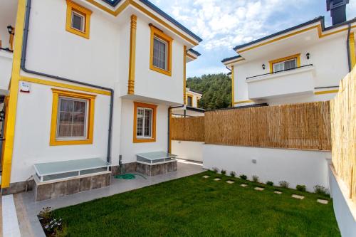 Tasbuku Villa | Roses Villa