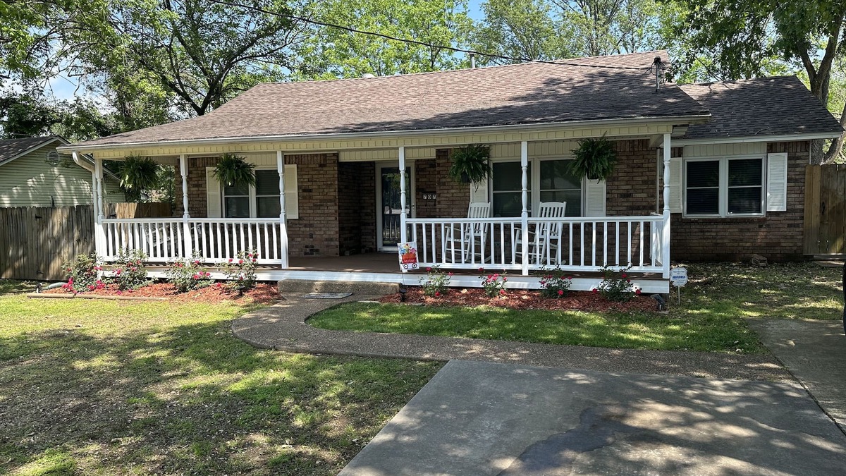 Paris House | Rosewood Cottage…sleeps up to 7!—Cleaning fee included in nightly rate!