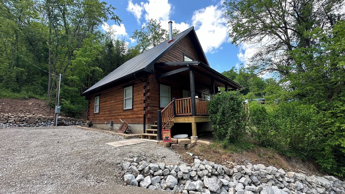 Spring Hill Cabin | Rosie's Cabin is an authentic log cabin located just 10 minutes from Charleston.