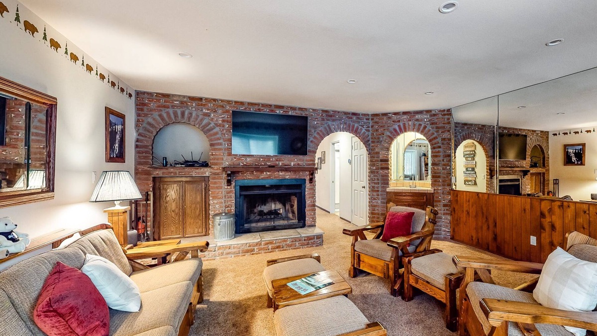 Summit Estates Condo | Rosie's Hideaway ~ Spacious Retreat Near the Mountain & Lake with Grill & Full Kitchen