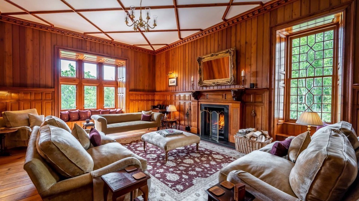 Dingwall Villa | Ross-shire Hall - Seven Bedroom Villa, Sleeps 14