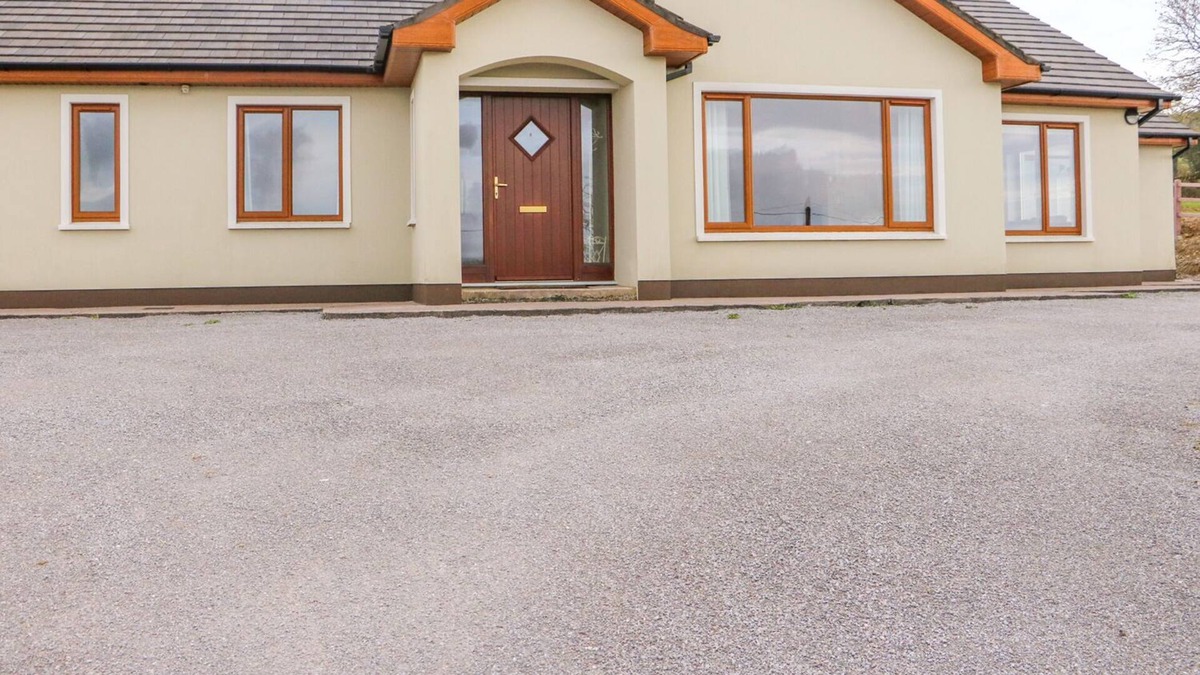 Farranfore House | ROSSANEAN, family friendly in Farranfore, County Kerry