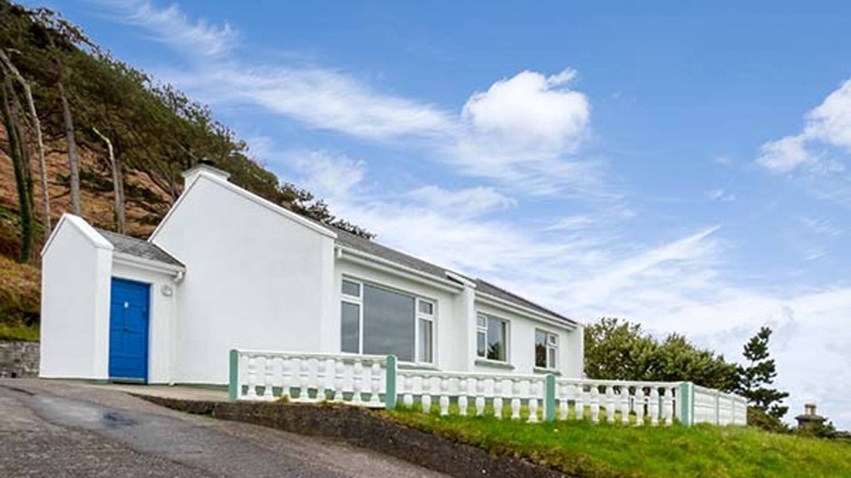 Glenbeigh Cottage | ROSSBEIGH BEACH COTTAGE NO 4, pet friendly in Glenbeigh, County Kerry