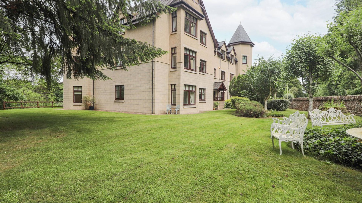 South Galson Cottage | ROSSIE LODGE, character holiday cottage, with a garden in Inverness