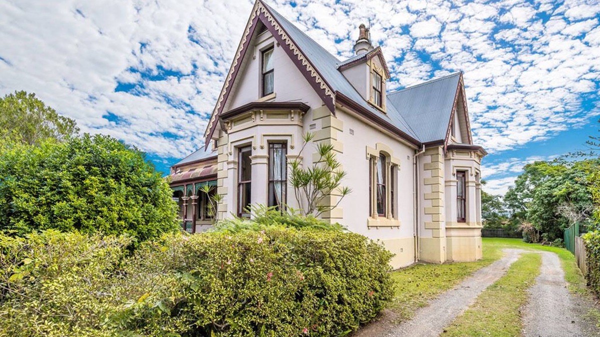 Grafton Villa | Rosslyn, 1889 heritage home with 5 Bedrooms and authentic furnishings