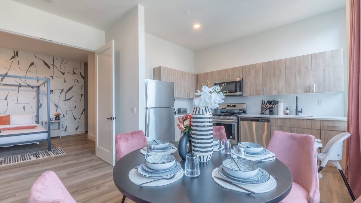 Central Business District Apartment | Rosy Retreat with NYC Views by the train! Free Parking+3 beds. ✨20% OFF 7days✨