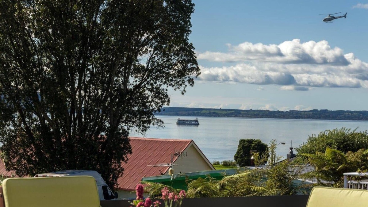 Ohinemutu Apartment | ROTORUA CENTRAL A+ LOCATION. 5 MIN WALK TO WATERFRONT. 2BDM/2 BATH LAKE VIEW.