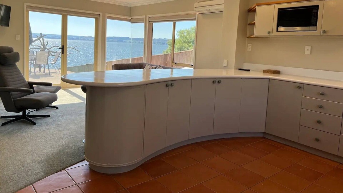 Tikitere House | Rotorua Lake Edge