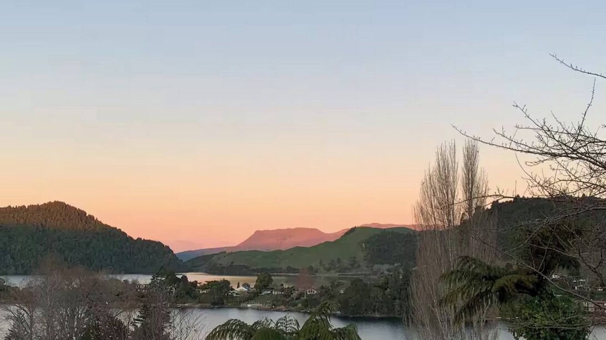 Lake Okareka Apartment | Rotorua Lake Ōkareka Studio with Views, Spa & BBQ