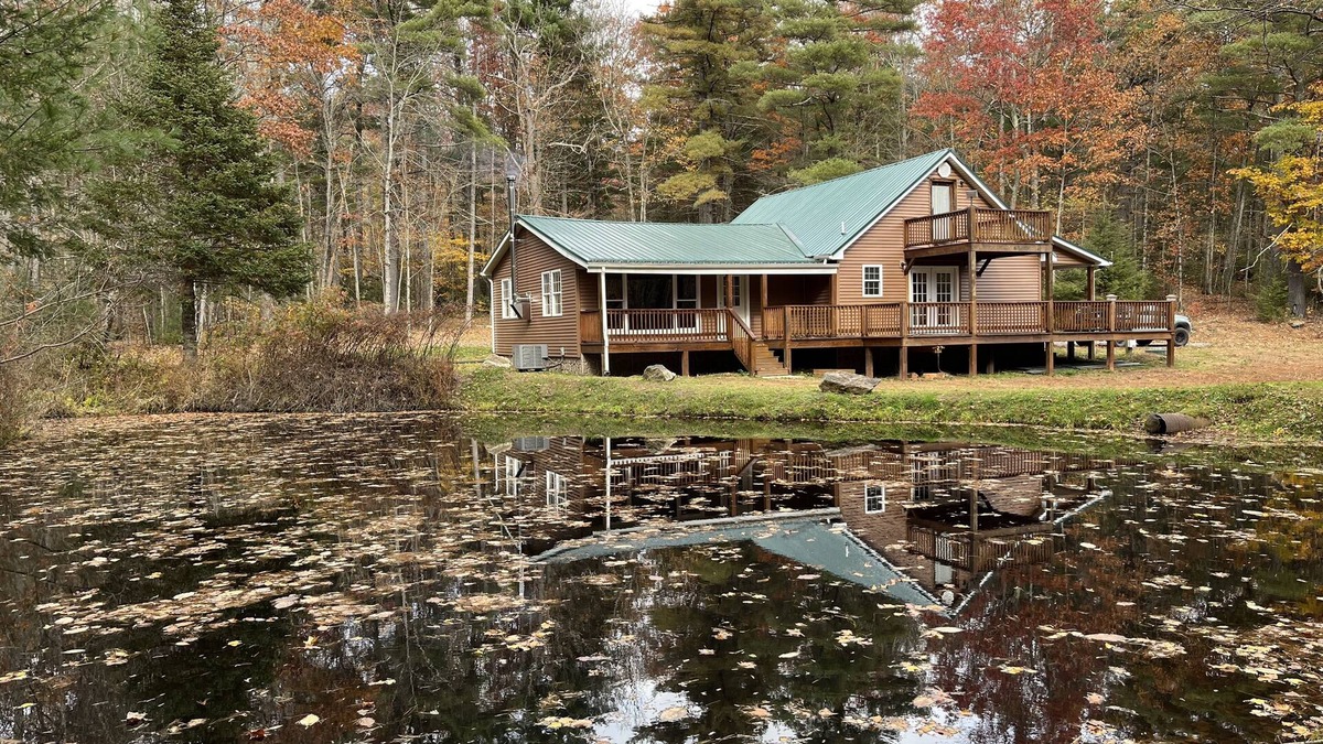 Montebello Cabin | Roudy’s Retreat: Secluded Mountain Cabin with Hot Tub and Private Pond