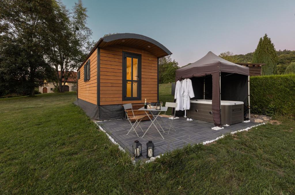 Menthonnex-sous-Clermont House | Roulotte Paradis: insolite, SPA privatif, piscine