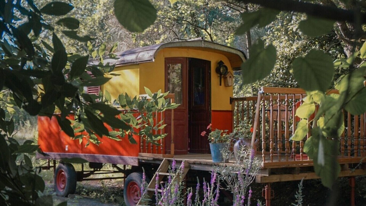Roynac Cabin | ROULOTTE TZIGANE DROME, AU BORD DU RUISSEAU Ideal for a quiet weekend break